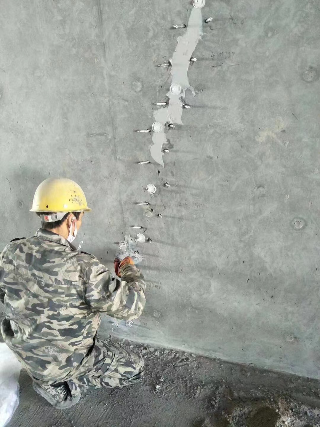 湘潭混凝土楼板裂缝加固施工的方案